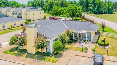 River Oaks Apartments in Shreveport, LA - Building Photo - Building Photo