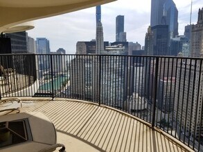 300 N State St, Unit 3910 in Chicago, IL - Foto de edificio - Building Photo
