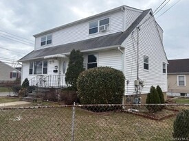 16 July Ave in Bayville, NY - Building Photo