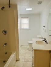 2071 Clinton Ave, Unit Large Light filled Lower in Alameda, CA - Building Photo - Building Photo