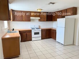 5827 Bagley Ave in Twentynine Palms, CA - Building Photo