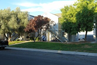 Cape Cod Village Apartments in Las Vegas, NV - Building Photo - Building Photo