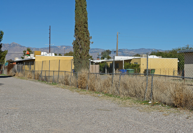 5811-5817 E 23rd St in Tucson, AZ - Building Photo - Building Photo