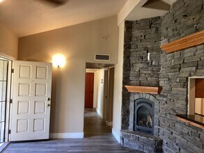 6220 N Ellendale Ave in Fresno, CA - Building Photo - Building Photo