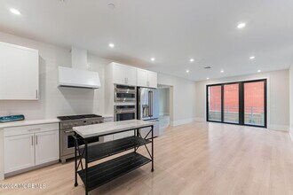 215 2nd Ave in Asbury Park, NJ - Foto de edificio - Building Photo