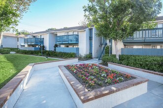 Fountain Park Apartments in Buena Park, CA - Foto de edificio - Building Photo