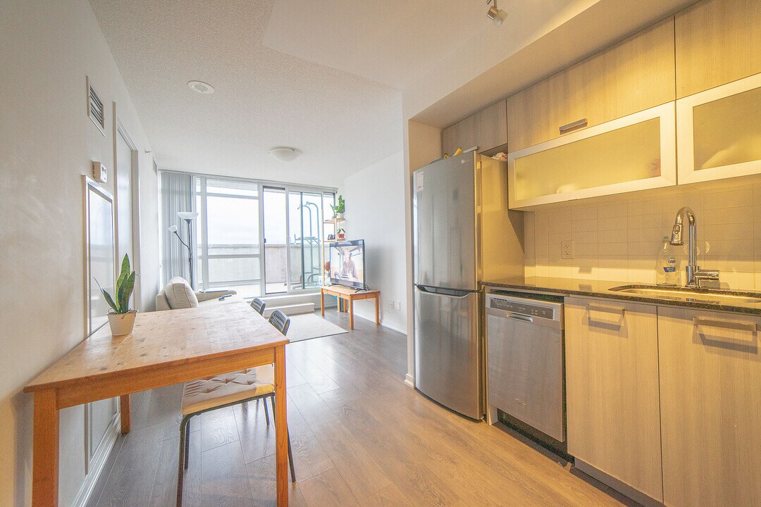 68 Abell St in Toronto, ON - Building Photo