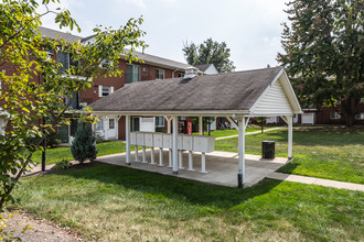 St. Charles Court Apartments in Canton, OH - Foto de edificio - Building Photo