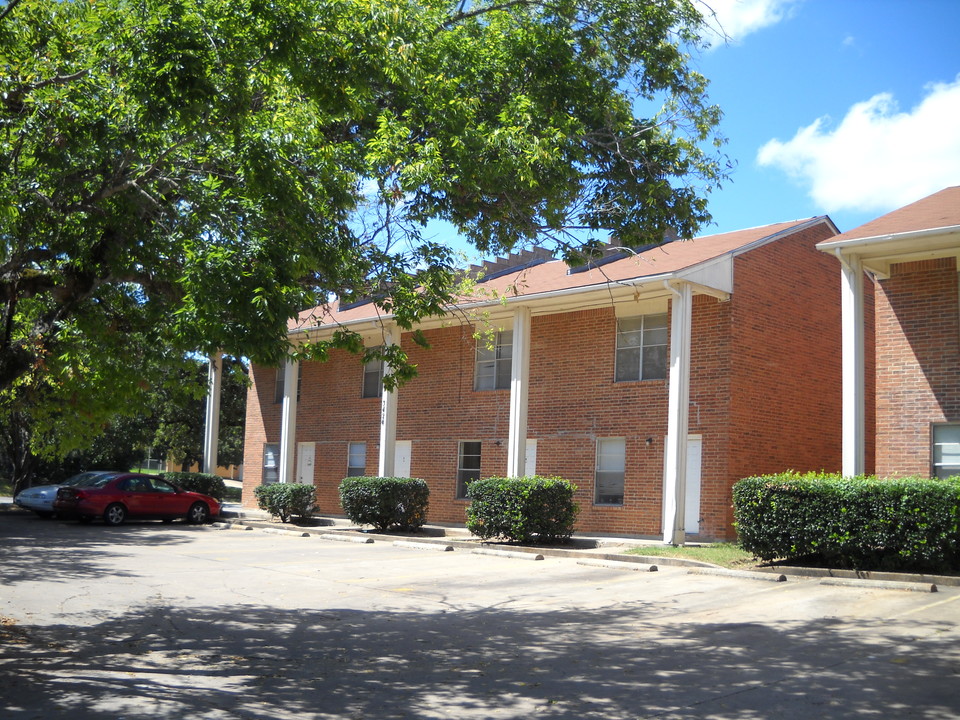 Sandra Townhomes in Bryan, TX - Building Photo