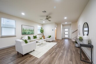 7916 City Top Blvd in Austin, TX - Foto de edificio - Building Photo