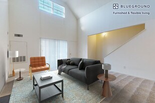 313 Avalon Cir in Smithtown, NY - Building Photo