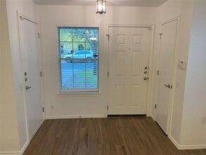 7425 Elk Pass Dr in Austin, TX - Foto de edificio - Building Photo