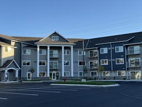 Elm Creek Commons in Maple Grove, MN - Foto de edificio - Building Photo