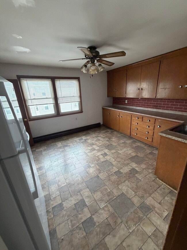 100 Pilgrim Ave, Unit 2 in Worcester, MA - Foto de edificio - Building Photo