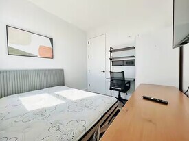 Furnished room/NOT APARTMENT, Unit 7A in Brooklyn, NY - Building Photo