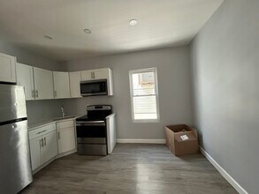 25 Bayview Ave, Unit 2 in Jersey City, NJ - Foto de edificio - Building Photo