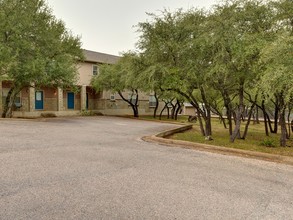 2515 Pace Bend Rd S in Briarcliff, TX - Foto de edificio - Building Photo