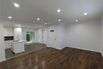 13714 Hoyt St in Los Angeles, CA - Foto de edificio - Building Photo