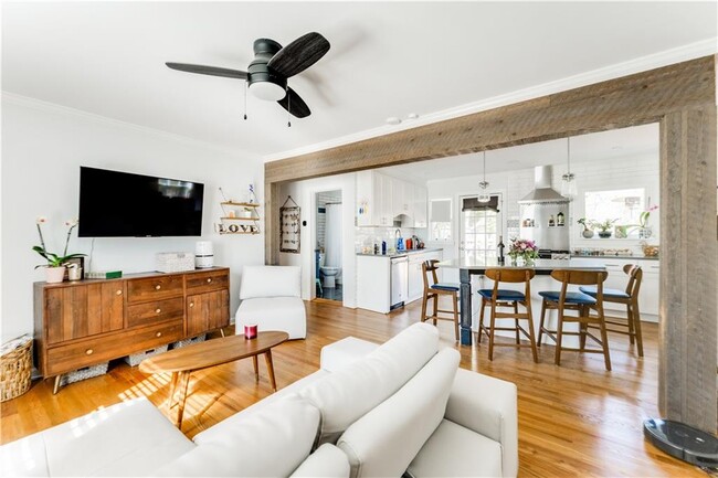 property at 606 Glenwood Pl SE