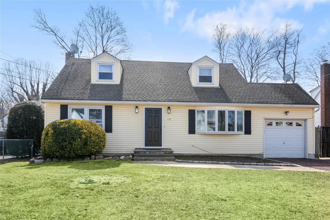 12 Norwich St in Huntington Station, NY - Building Photo