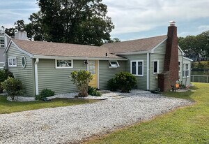 12 S Rd in East Lyme, CT - Building Photo