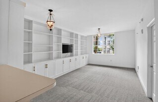 630 S Sapodilla Ave, Unit 121 in West Palm Beach, FL - Building Photo