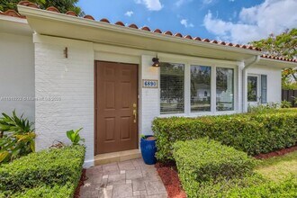 6890 SW 51st St in Miami, FL - Building Photo - Building Photo