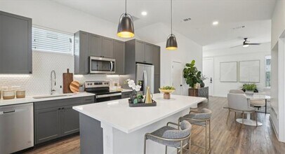 2205 N Bonnie Brae St in Denton, TX - Building Photo - Building Photo