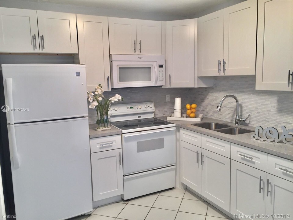1740 Funston St in Hollywood, FL - Building Photo