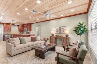 2371 Baybreeze St in Saint James City, FL - Foto de edificio - Building Photo