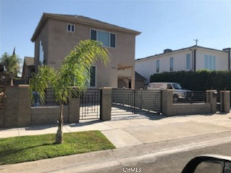 12658 Welby Way in Los Angeles, CA - Building Photo