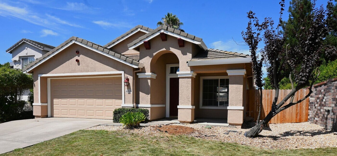 6743 Di Lusso Dr in Elk Grove, CA - Building Photo