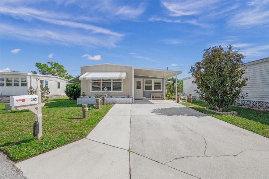 303 Marlette Dr in North Port, FL - Foto de edificio