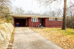 1112 Woodland St in Manhattan, KS - Building Photo