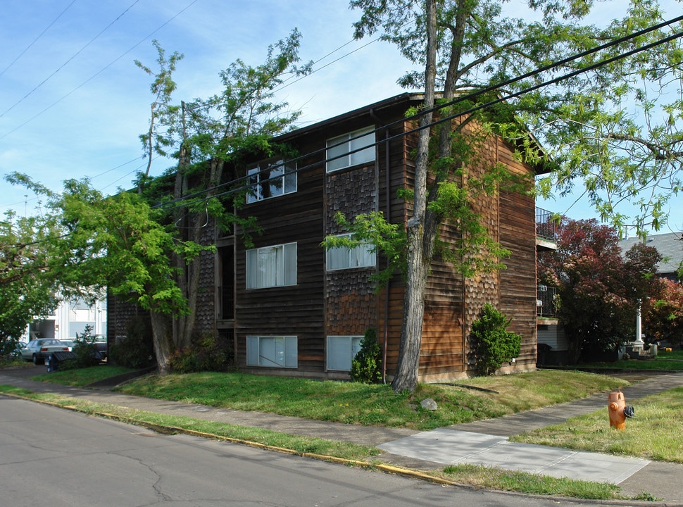 1005 SW Washington Ave in Corvallis, OR - Building Photo