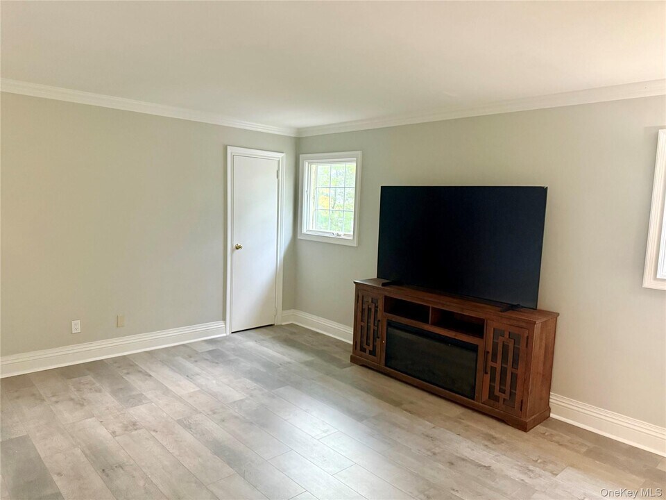 66 Seaman Neck Rd in Dix Hills, NY - Building Photo