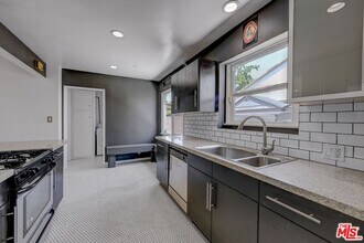 6044 Varna Ave in Los Angeles, CA - Building Photo - Building Photo