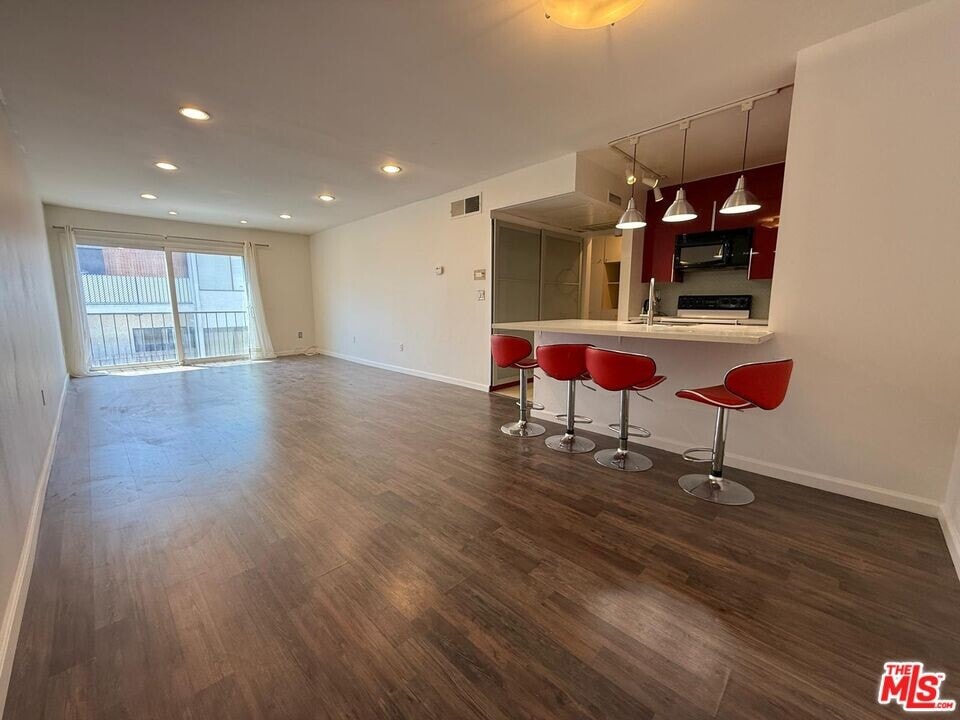 5257 Radford Ave in Los Angeles, CA - Building Photo