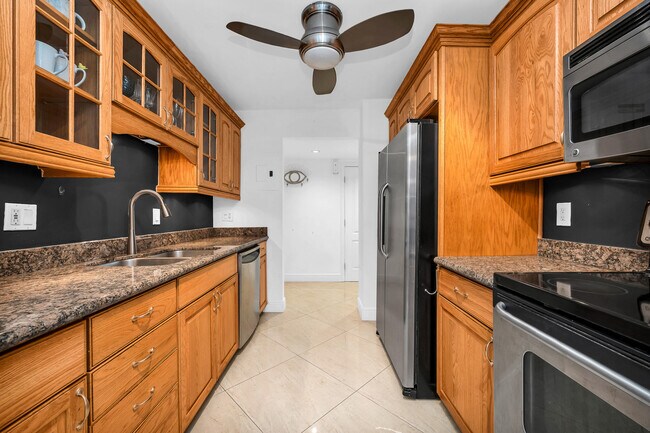 1111 S Ocean Blvd in Boca Raton, FL - Foto de edificio - Building Photo