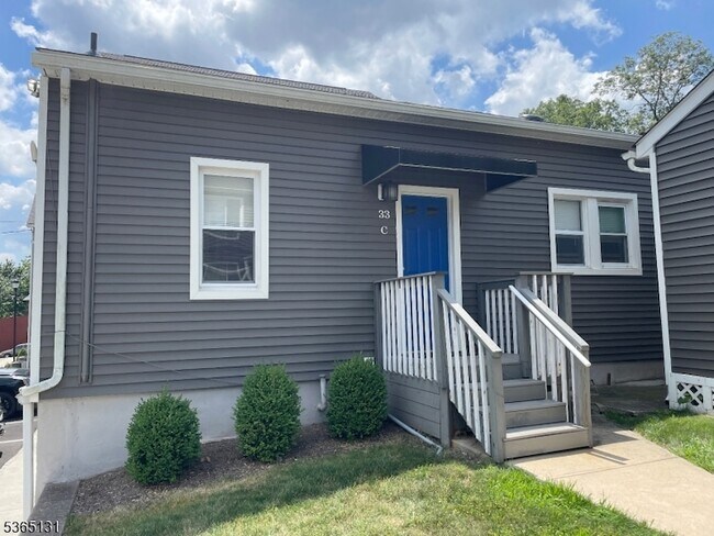 33 Lakeside Blvd in Hopatcong, NJ - Building Photo - Building Photo