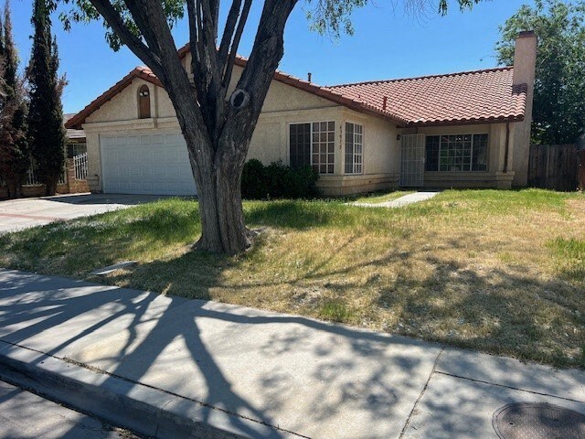 43813 San Francisco Ave in Lancaster, CA - Building Photo