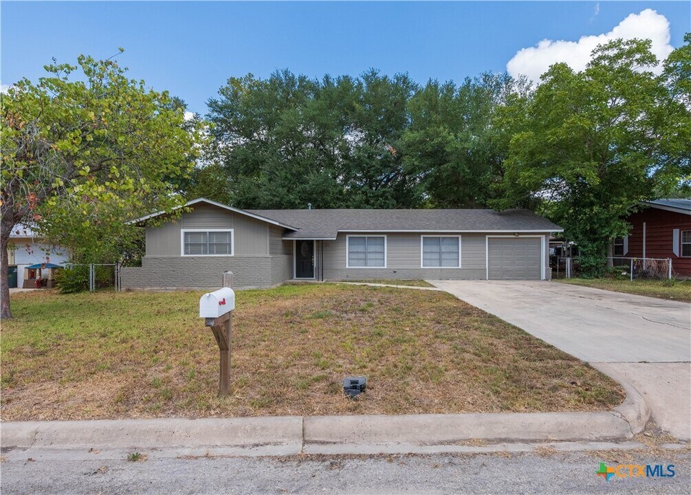 125 Palmo Dr in Luling, TX - Building Photo
