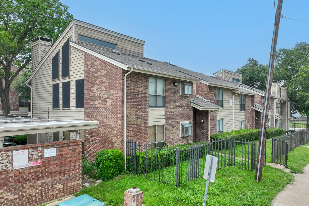 Vickery Village Condos in Dallas, TX - Building Photo