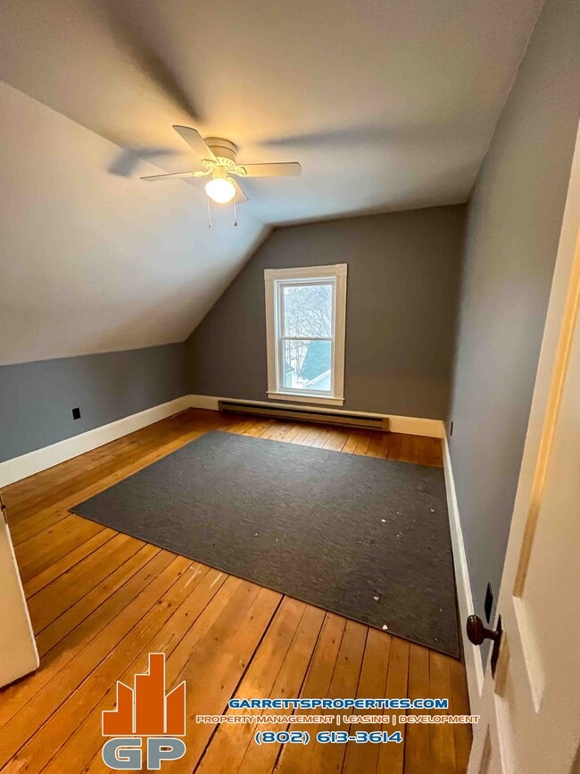 24 Steeple Pl, Unit 4 in St Johnsbury, VT - Foto de edificio - Building Photo