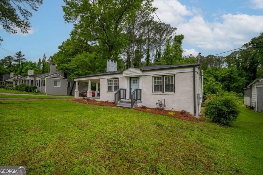 2137 Delowe Dr in Atlanta, GA - Building Photo