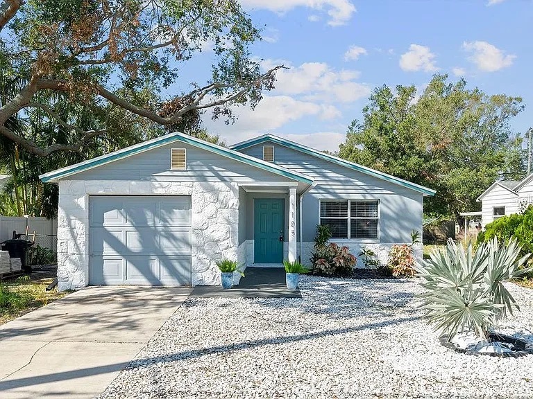 1105 58th St S in Gulfport, FL - Building Photo