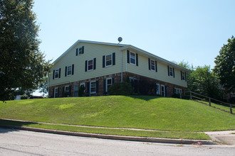 1947 Dixie Dr in Waukesha, WI - Foto de edificio - Building Photo