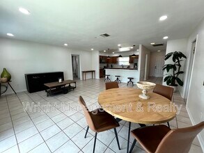 1403 Stonehaven Way in Tarpon Springs, FL - Foto de edificio - Building Photo