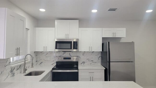618 SW 14th Terrace in Fort Lauderdale, FL - Foto de edificio - Building Photo
