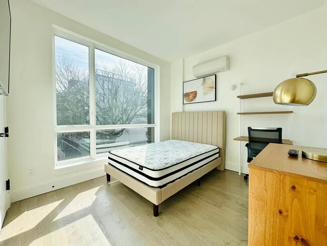 Furnished room/NOT APARTMENT, Unit 2 in Queens, NY - Foto de edificio - Building Photo